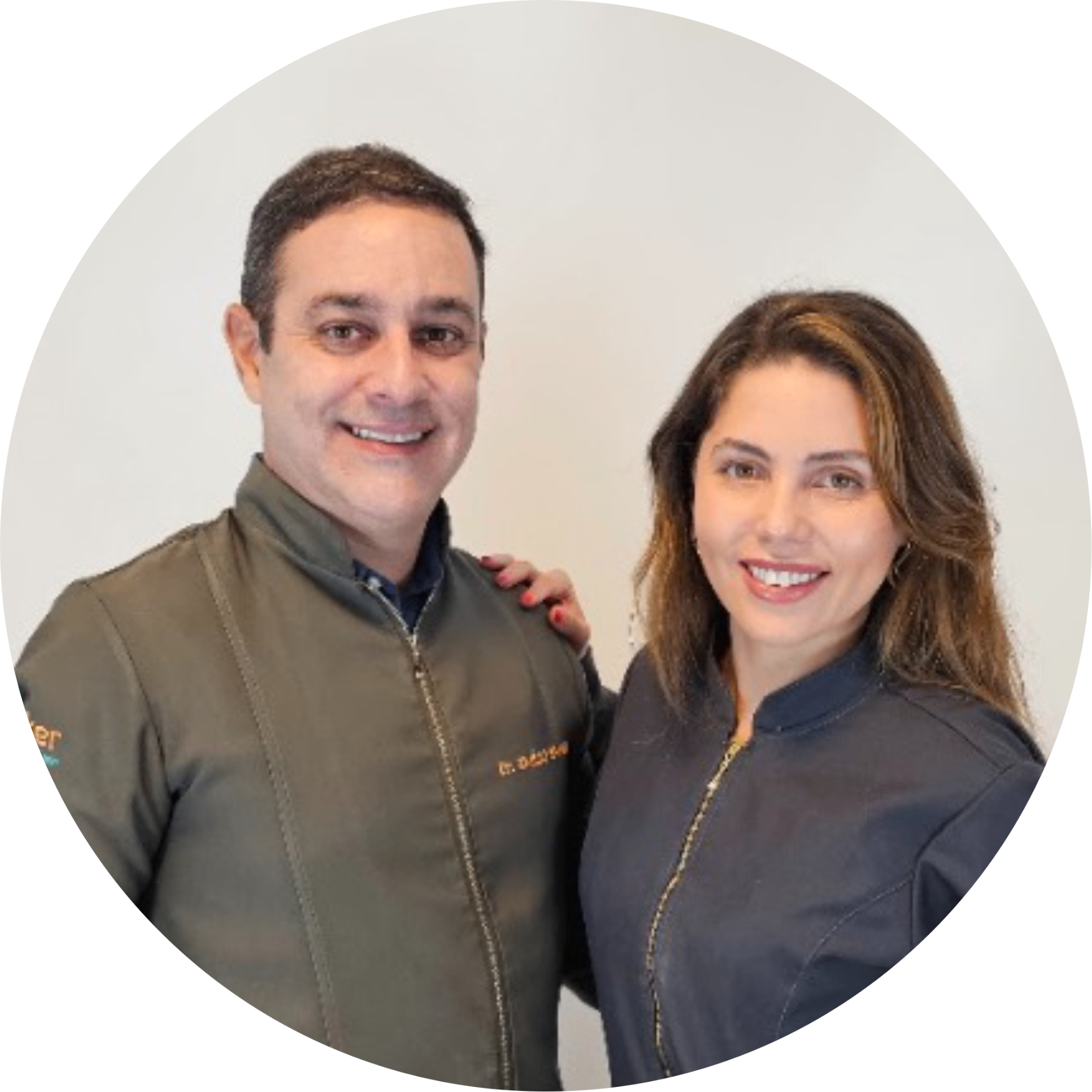 Dr. Emílio e Dra. Kalindi, fundadores da Oralker Odontologia
